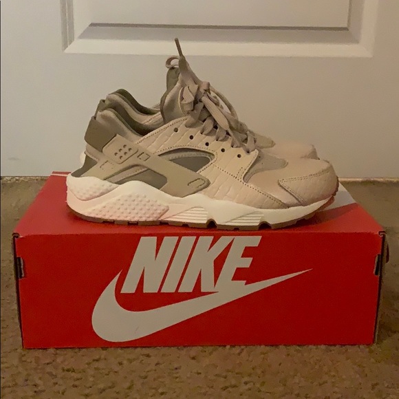 Nike Shoes - LIKE NEW Women’s Air Huarache Run PRM